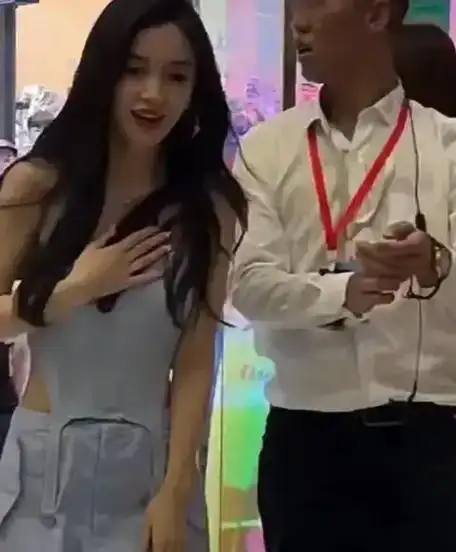 耍大牌?王俊凯女助理机场发飙,连一旁的路人都看不下去了