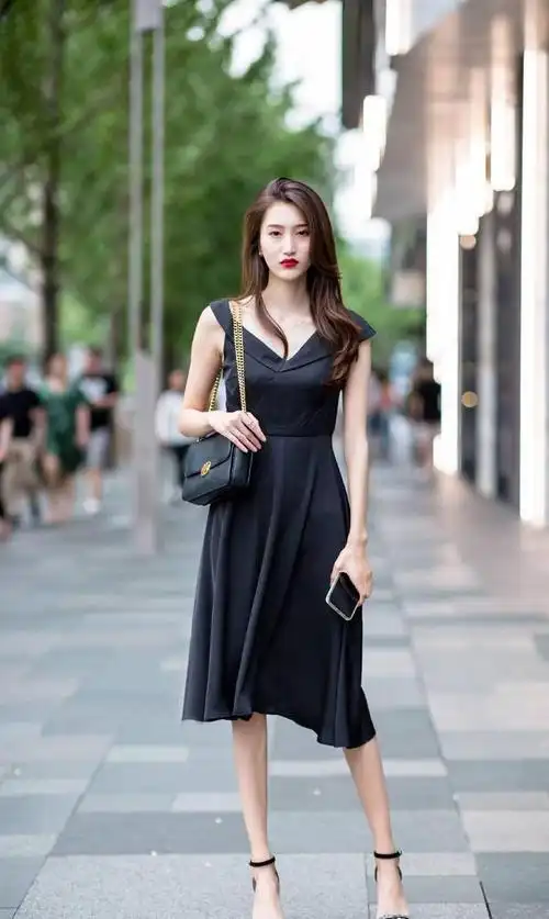一字带高跟凉鞋,搭配裙子展现优雅气质,搭配短裤凸显修长美腿_网易