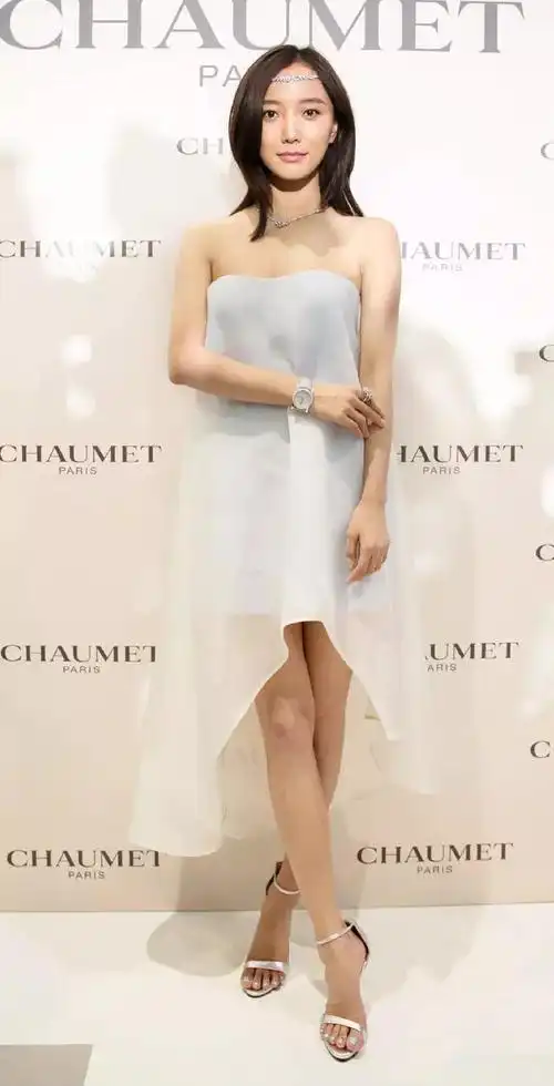 > 王珞丹的修长美腿搭配一字高跟凉鞋,简直美翻了!