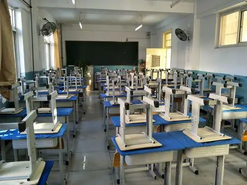 00值日生认真整理我们的教室,教室恢复干净,安静的样子