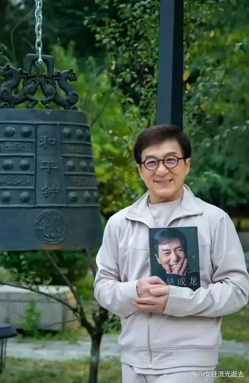 成龙即将迎来七十岁的生日,但他并没有选择安享天伦之乐,而是一直忙于