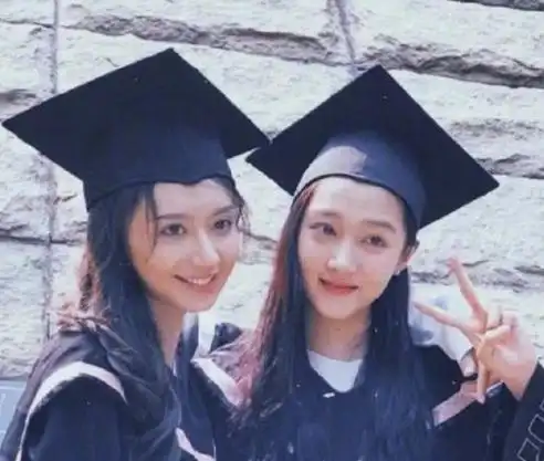 据说,徐梓钧和关晓彤是同班同学,网友调侃:关晓彤谈的是顶流,徐梓钧谈