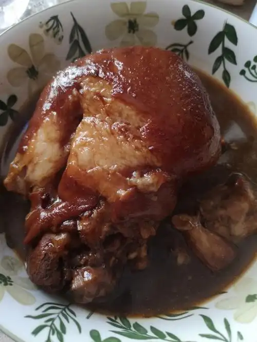 电饭锅版炖肘子的做法