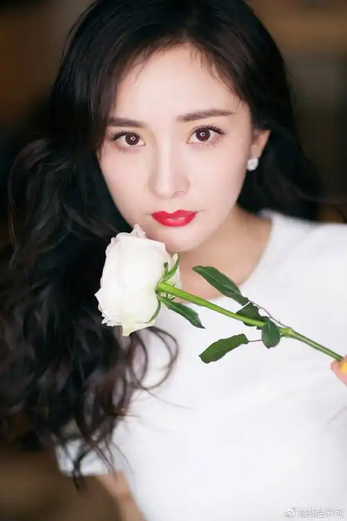 拈花含笑的极品女神杨幂居家生活照化身白裙美人的她秀美腿好身材