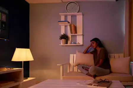 深夜看电视图片