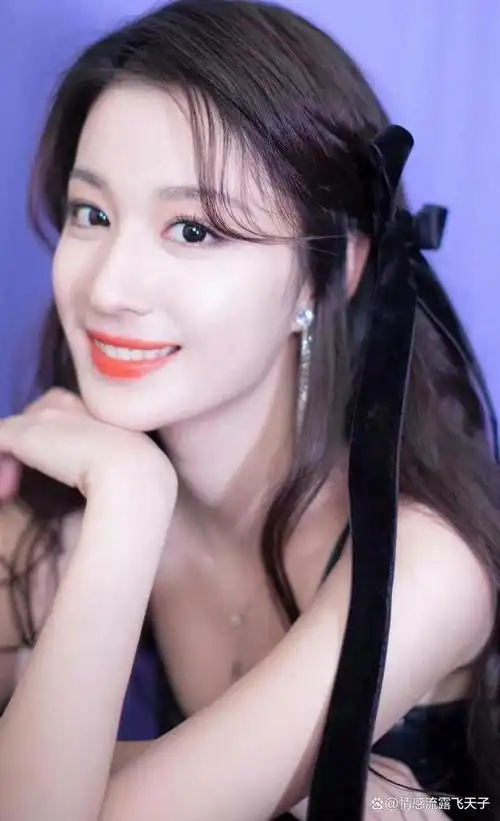 她的容貌很像是刘亦菲和杨采钰的结合体,将蜕变为新生代完美女神