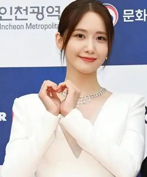 韩女星林允儿,身穿白色深v礼服裙出席活动,简约优雅,清纯可人_敬仰