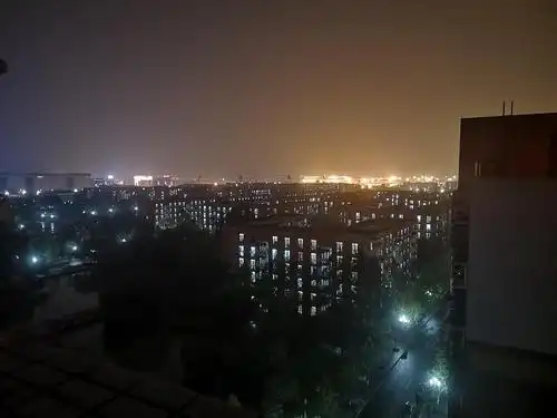 压马路与登天台的夜晚天气好还可以看到机场