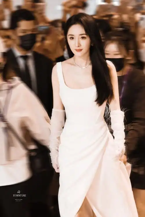 杨幂开叉长裙#被今日的杨幂超话狠狠美到!