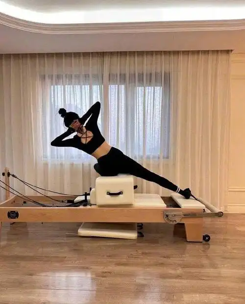 张俪晒普拉提照腰肢纤细肌肉紧实大秀迷人好身材