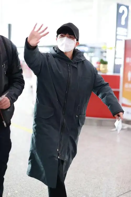 组图:周深着大衣戴棒球帽现身机场 和粉丝打招呼好随和_高清图集_新浪