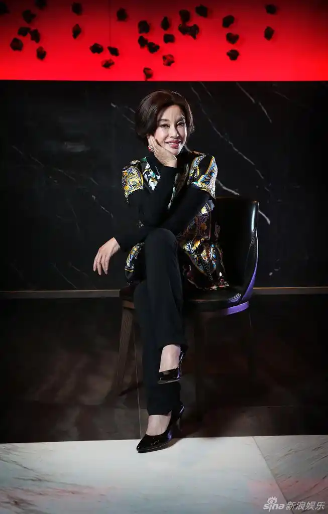 刘晓庆澳洲写真露皱纹 富态似成功女商人