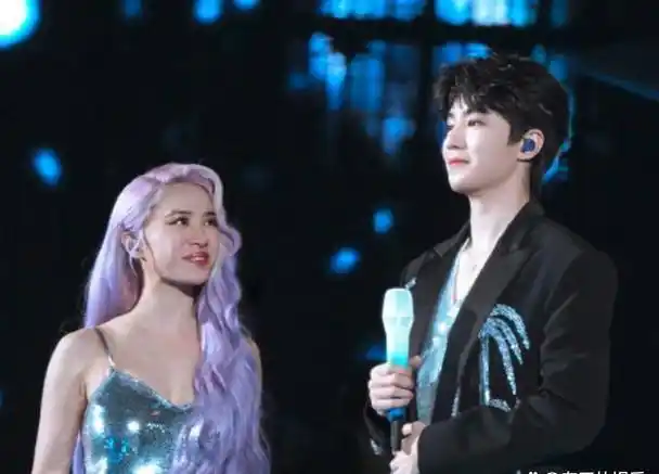 他与迪丽热巴合作电影,虽未获广泛好评,但通过综艺节目锻炼自我,尤其