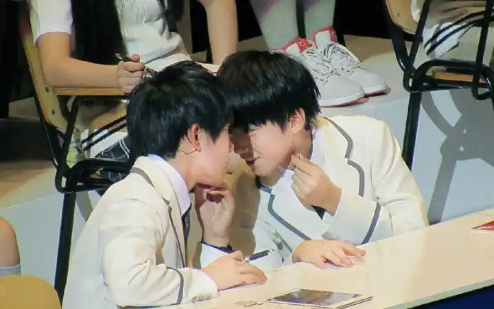 两千七买了一个玉镯求高人帮忙估计一下值不值?我觉得