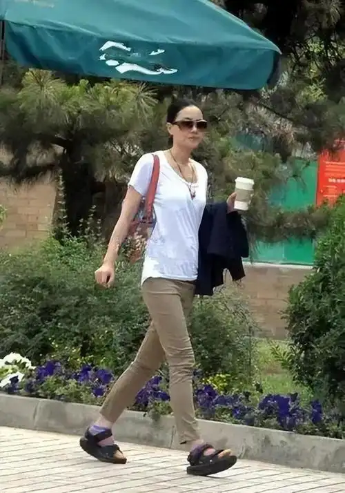 看王菲被拍的生图穿平底鞋五五身材普通得很并没那么高不可攀