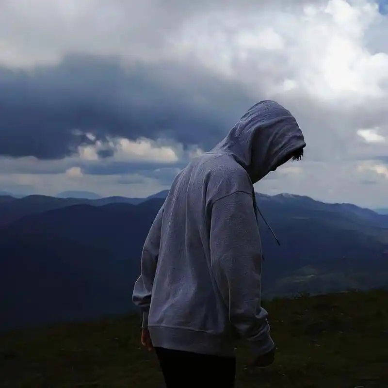 孤独感瞬间爆棚的头像 孤独,走的远远的,我一个人去流浪( 0761︵