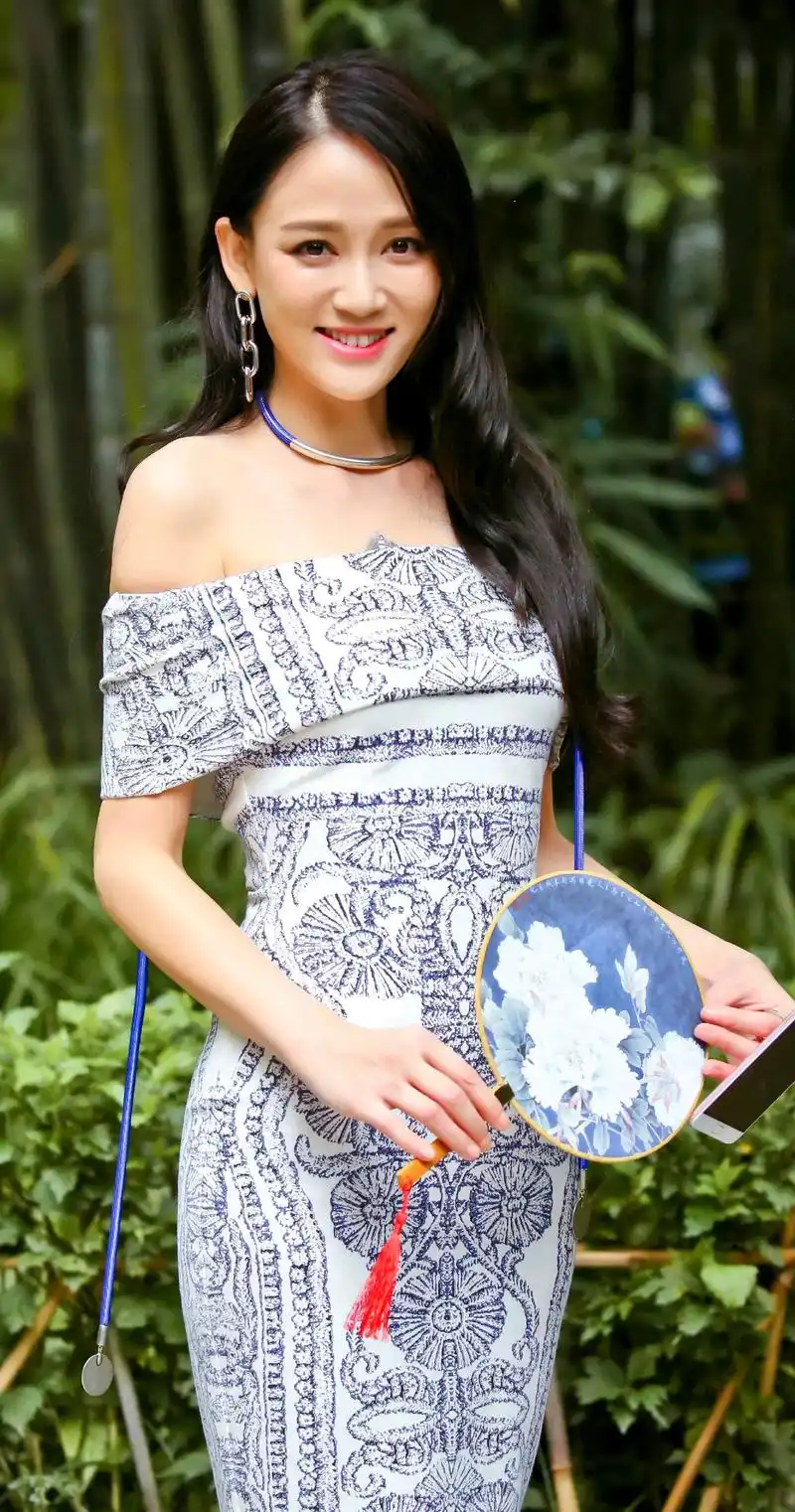 浪漫女神陈乔恩美颜暴击,令人怦然心动