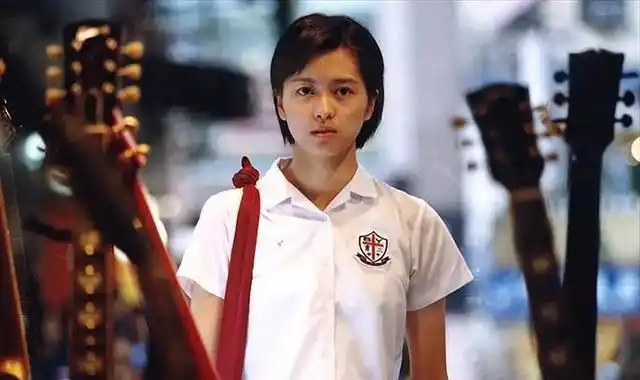 44岁梁咏琪晒20年前颜值对比穿同款不显老网友冻龄美女