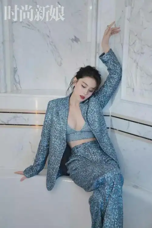张馨予拍写真穿内衣秀事业线因身份被网友吐槽穿得太露不得体