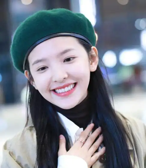 章若楠大方任拍甜cry,歪头卖萌比v露笑满屏少女感