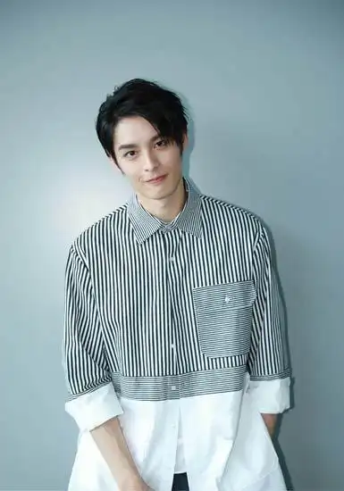 曹佑宁出席《热血高校》发布会 男神反转爆金句