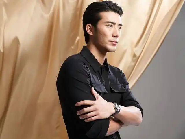 如果你35岁了还剪这样的发型,就显得太嫩了,完全不能展现自己的男性