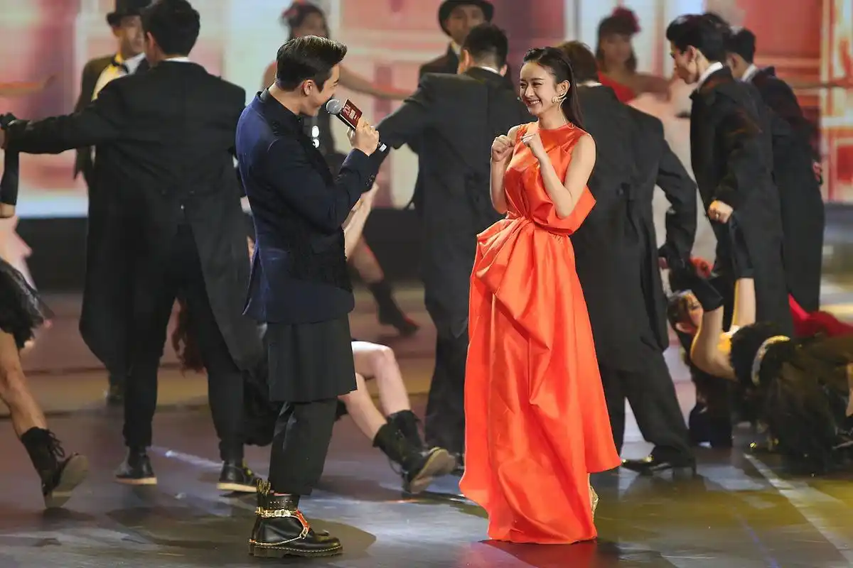 男生穿裙子,真的好看吗[左捂脸]?#赵丽颖# #陈伟霆