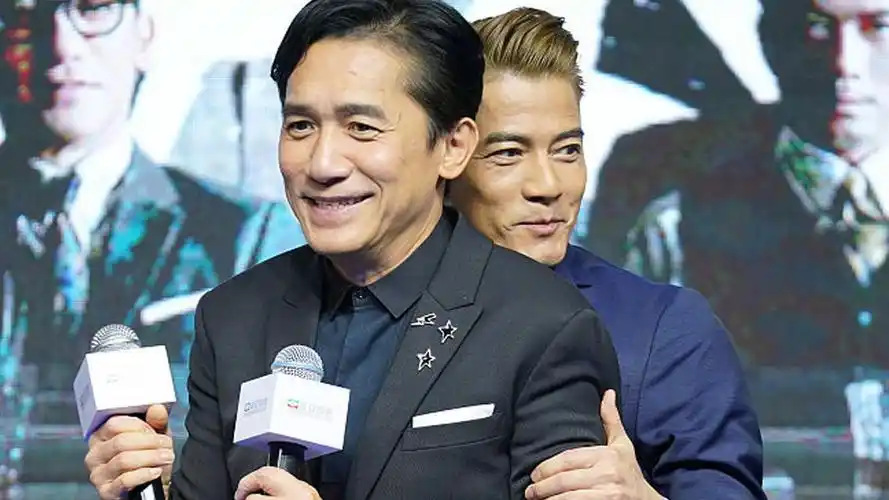 感情真好!梁朝伟郭富城两大影帝抱成一团,梁朝伟的表情耐人寻味