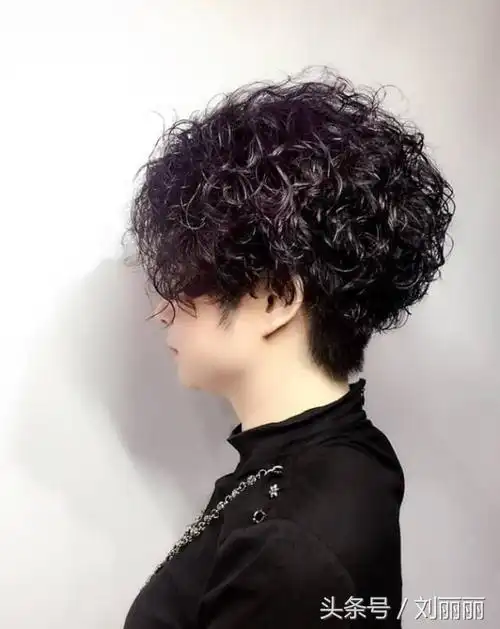 秋冬烫发就选"洋气小碎卷",活泼动感惹人爱