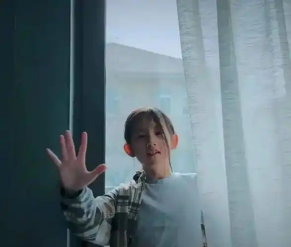 孙莉晒二女儿,黄少艾10岁就梳中分油头眼神老成