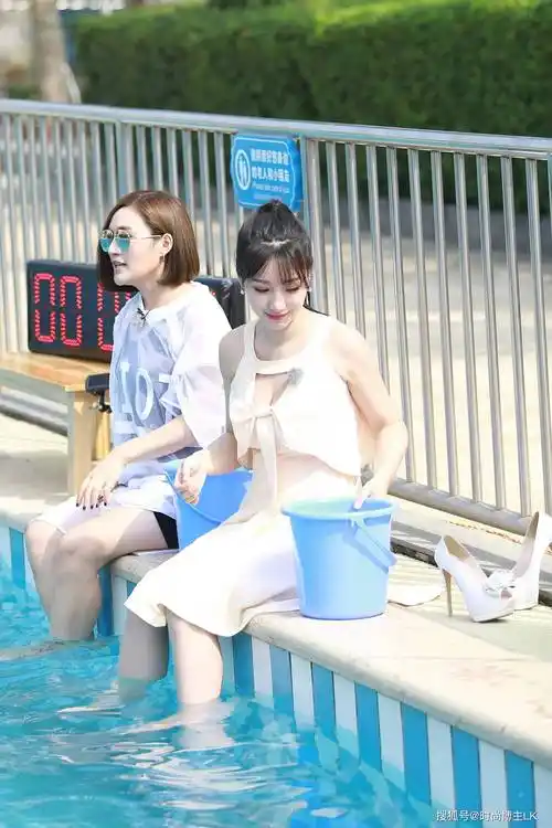 柳岩真人秀泳池照流出,头比胸还小2cm,生图比例看懵了