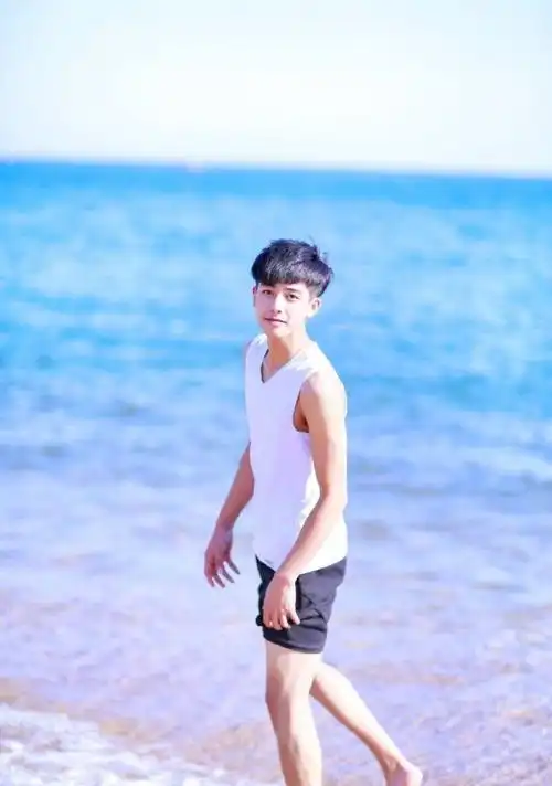 宋威龙15岁海边照好帅##宋威龙牛气满满的哥哥