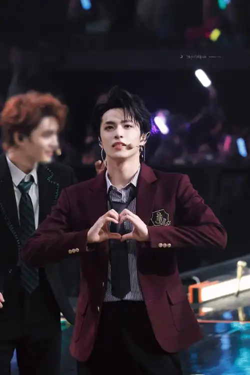 刘耀文叁重楼暨出道四周年演唱会##刘耀文胸前纹身贴