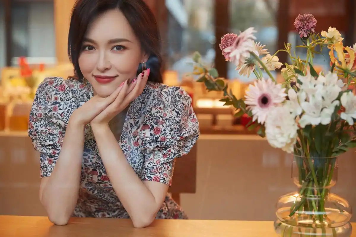 唐嫣着碎花长裙演绎春日浪漫眉眼弯弯笑容灿烂