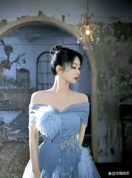 杨紫身穿牛仔套装,以路边的绿化带景致为背景,拍摄出一组青春洋溢的美