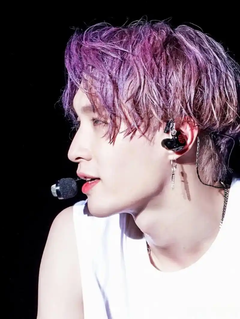 张艺兴,更强的激光小猫,爱豆就是要染发77美瞳,第一次直观的感受到