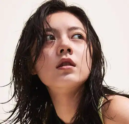 赵今麦"湿发"造型拍大片,穿20cm运动衣,少女身材很明显_镜头_状态