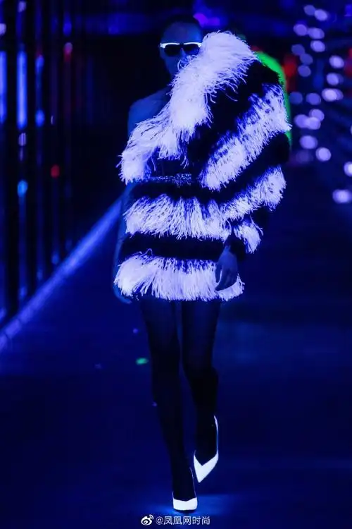 舒淇荧光橙造型