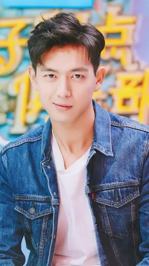 这个笑容的李现带点腹黑的感觉