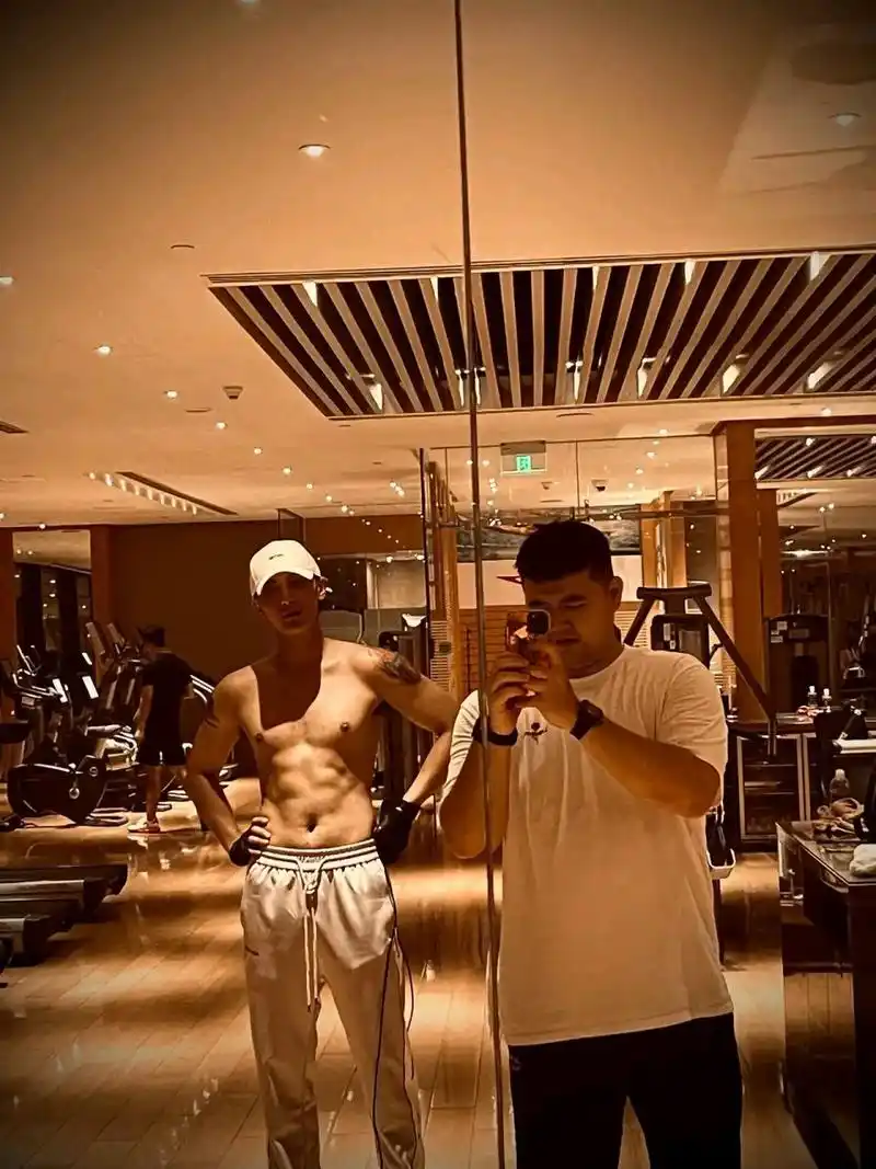 黄子韬晒腹肌,去"娘炮",好样的!