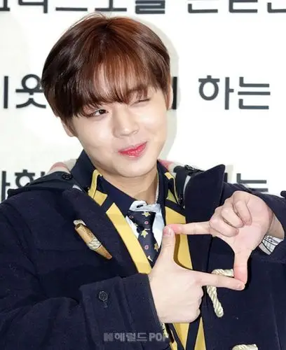 got7崔荣宰俏皮眨眼电力十足 宋仲基权志龙金泰亨等当红爱豆眨眼照大