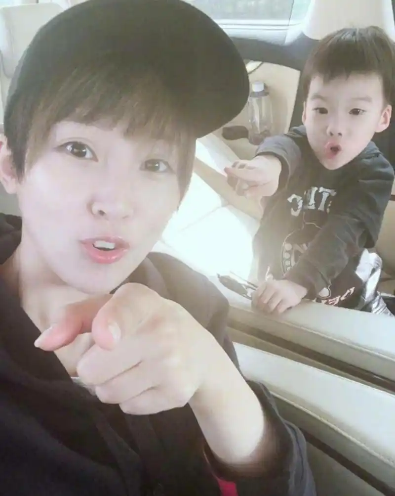 【谢楠自曝怀二胎】7月10日,谢楠在微博晒出一张照片,并配文称:"吴