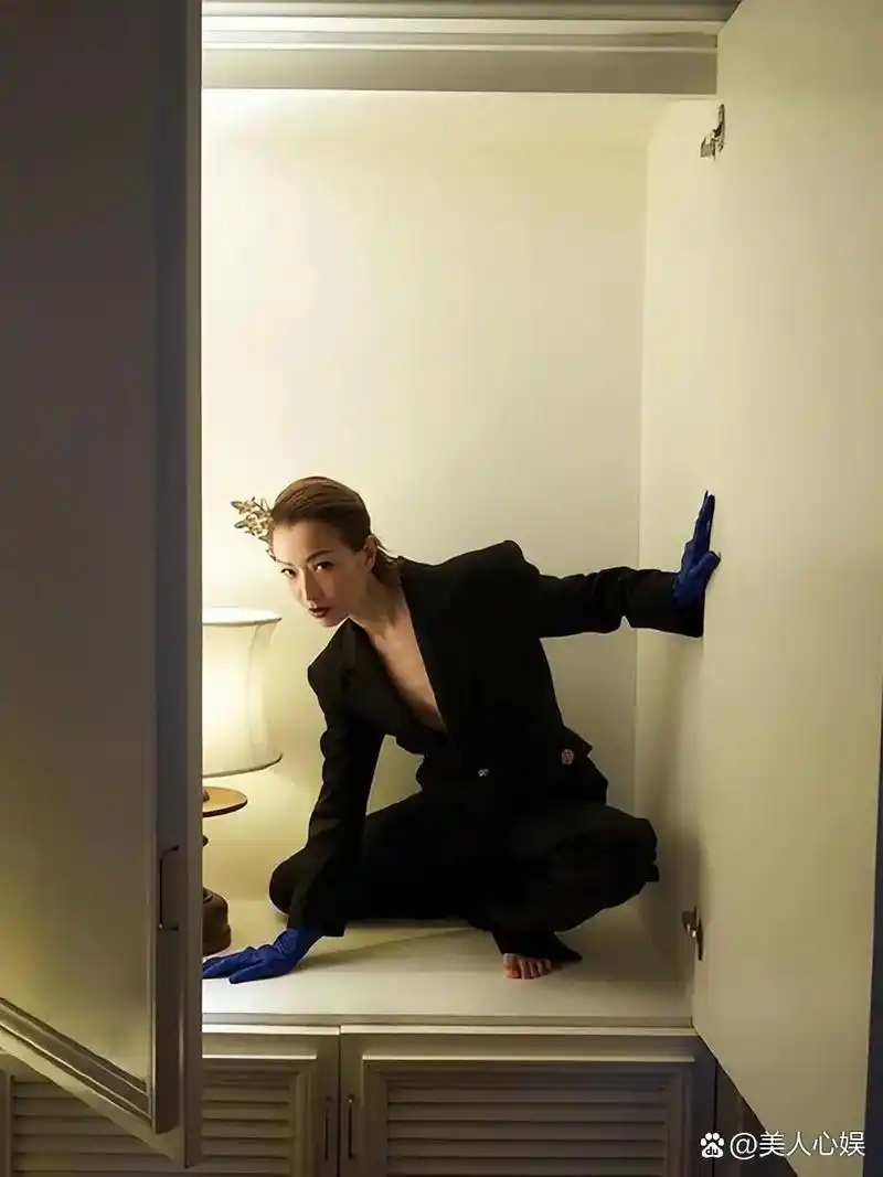 49岁郑秀文穿豹纹泳装,身材扁平马甲线清晰!