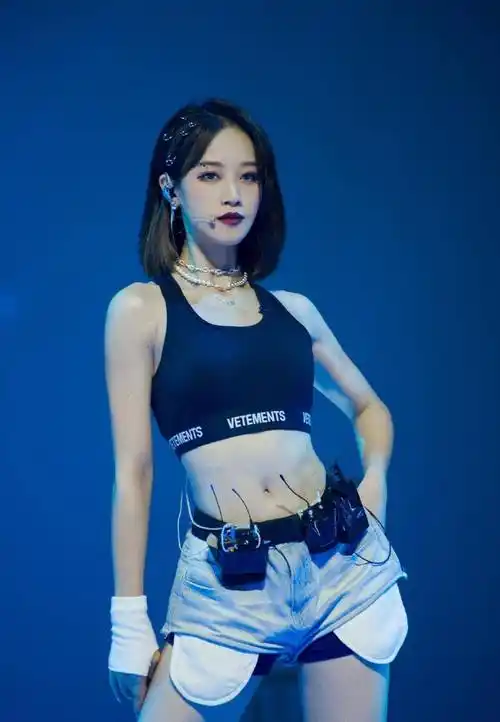 蓝盈莹舞台造型忒大胆,牛仔短裤还没口袋长,搭配运动内衣更迷人_黑色