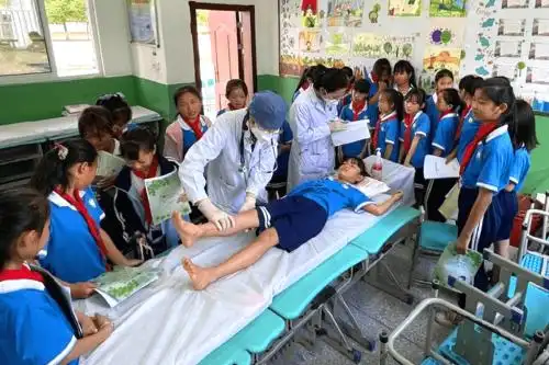 以及下面学校少部分身体有问题学生,一共325名师生,进行了包括外科