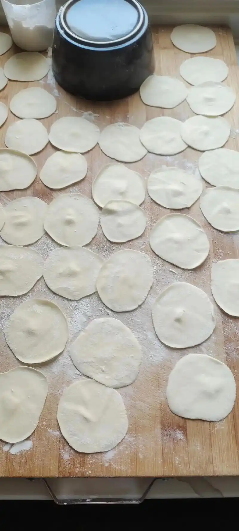 手工包饺子 #相当奈斯 #一日三餐人间烟火简单而美味  - 抖音