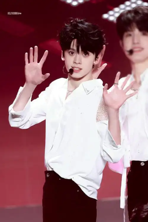 左航比心##左航发财歌##左航新年音乐会舞台##波斯猫舞台