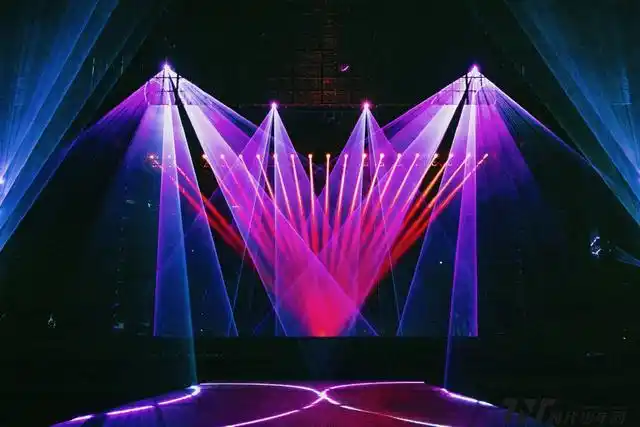 时代少年团周年演唱会舞美公开 灯光和舞台准备就绪,等待主角按时发光