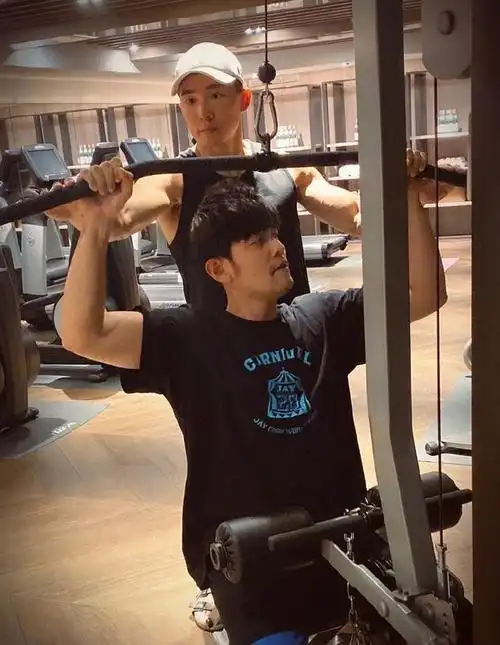 周杰伦懒理香港演唱会延期,和昆凌健身秀恩爱,刘畊宏成电灯泡