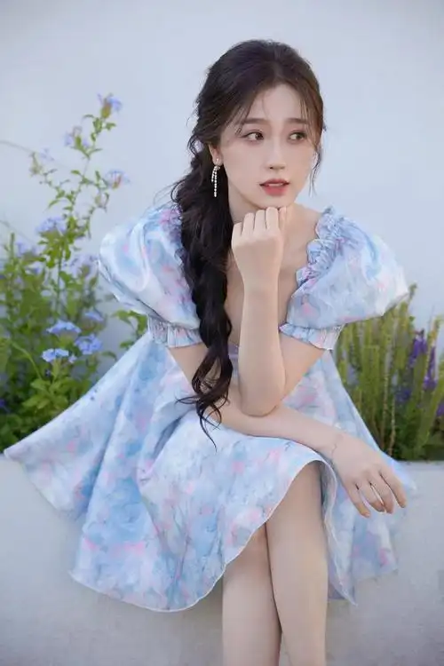 the9组合成员虞书欣身穿低胸花裙展现阳光花园写真